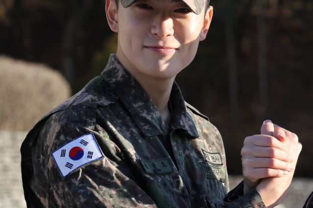 Após 18 meses servindo na banda militar do Exército, Jaehyun se prepara para reencontrar os fãs e retomar a carreira!