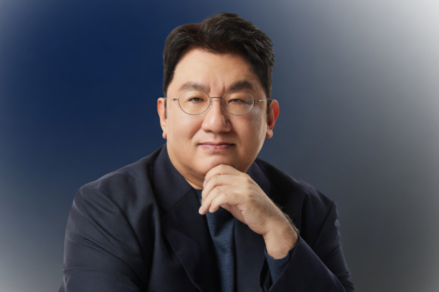 Bang Si Hyuk enfrenta investigação por fraude acionária na HYBE