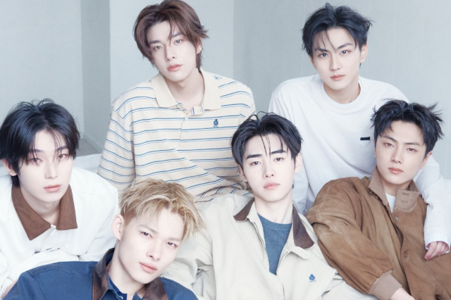 ENHYPEN posa com coleção Days of Summer da Prada na edição recente da DAZED Korea