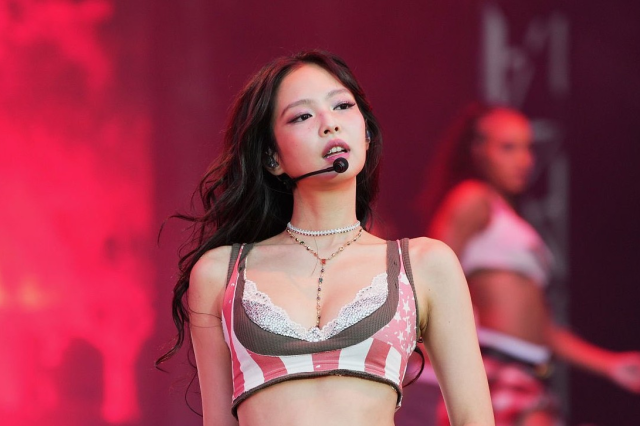Jennie faz história no Governors Ball com show completo e faixas inéditas