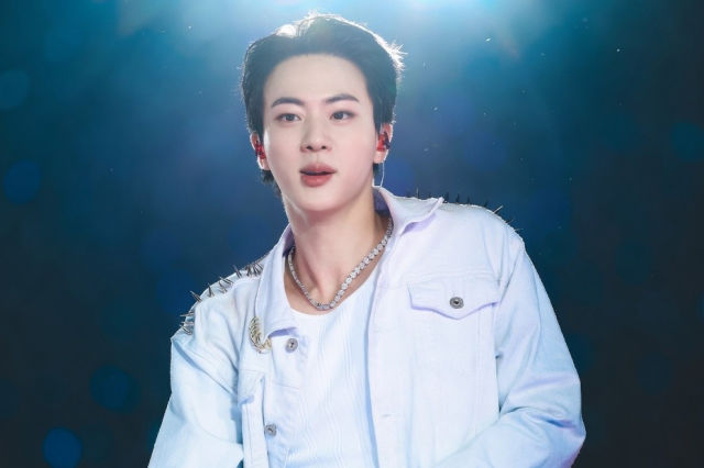Jin usa jaqueta “BTS” usada por Místico em homenagem durante show sold-out no México