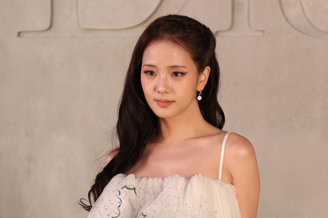 Jisoo do BLACKPINK emociona fãs com beleza estonteante no Dior Cruise 2027