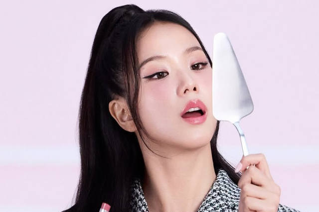 JISOO estrela nova campanha do Dior Addict Glass Lipstick