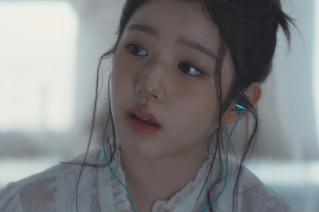JYP Entertainment revela Kim Na-Bin, trainee do próximo girl group, no MV de Heavy Serenade do NMIXX