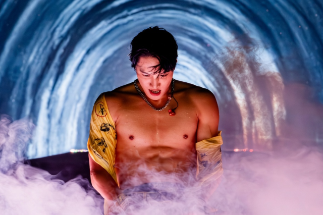 KAI causa alvoroço ao subir ao palco no Waterbomb Busan 2026