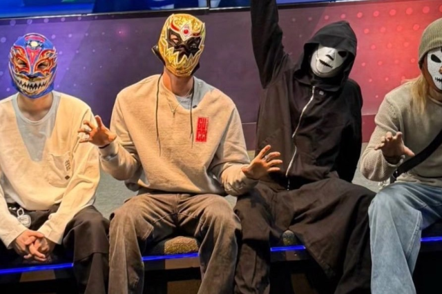 Lutador homenageia BTS usando jaqueta do grupo durante entrada no ringue