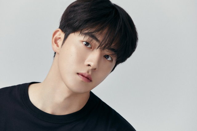 Nam Joo Hyuk participa de competição de natação e arranca suspiros dos fãs