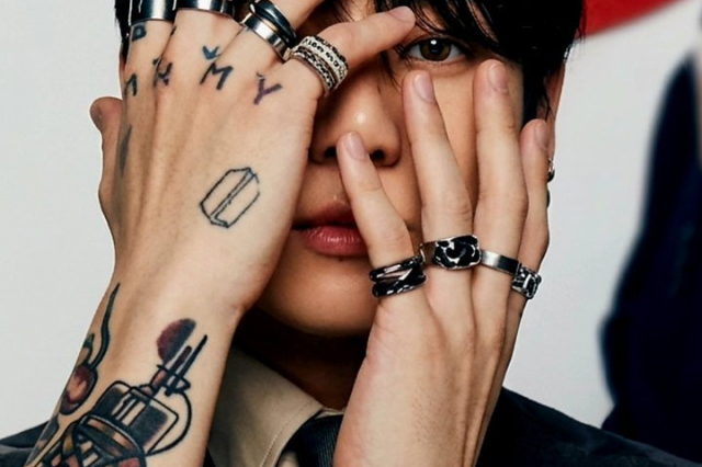 Pôster do box set Arirang destaca Taekook com foto inédita de V e Jungkook