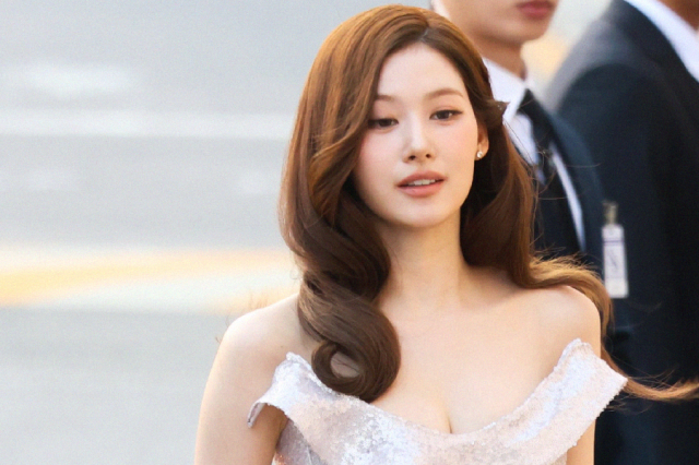 Sana do TWICE marca presença no comemorativo Heuer Monaco com look inesquecível
