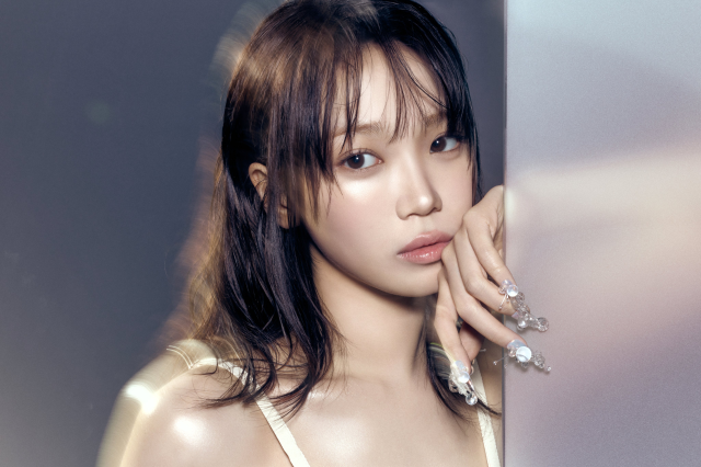 Source Music atualiza saúde de Kim Chaewon do LE SSERAFIM e cancela agenda