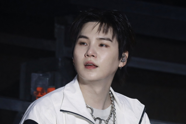 Suga participa de prova de 12km antes do concerto do BTS e aparece mancando