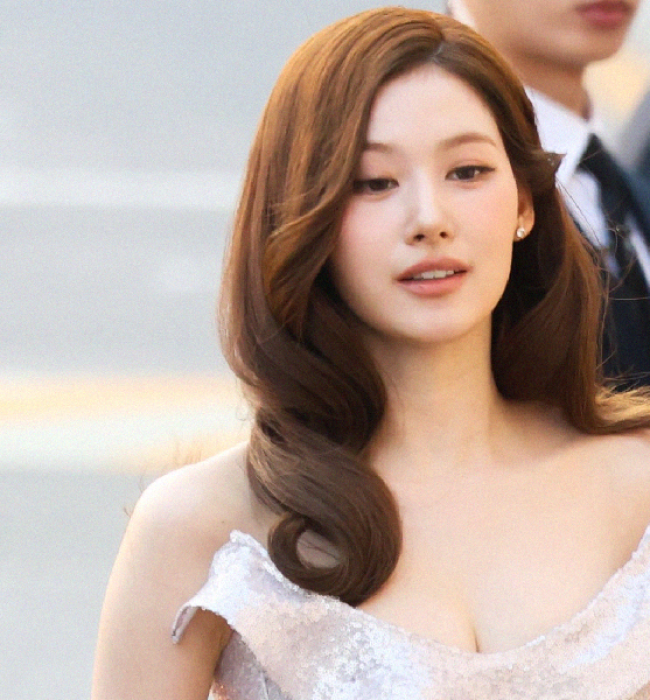 Sana do TWICE marca presença no comemorativo Heuer Monaco com look inesquecível