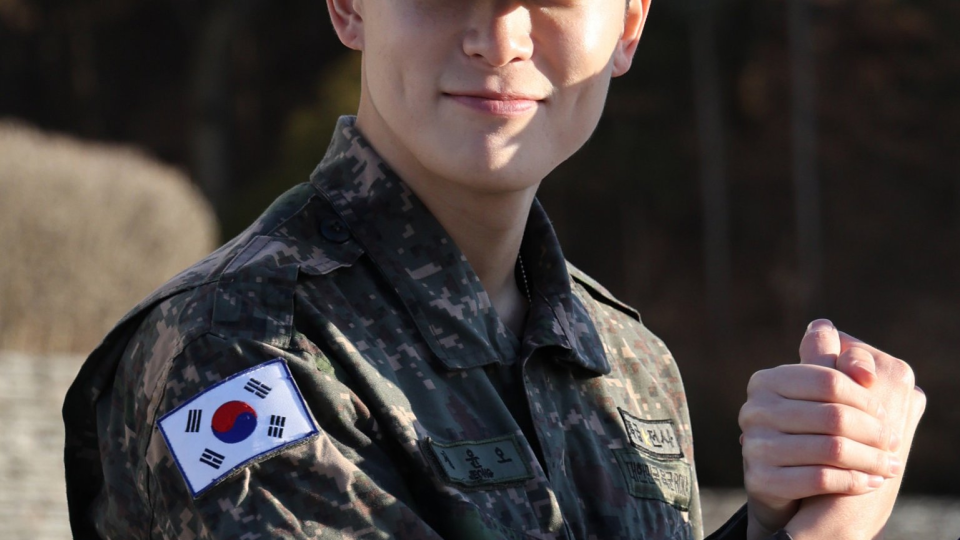 Após 18 meses servindo na banda militar do Exército, Jaehyun se prepara para reencontrar os fãs e retomar a carreira!