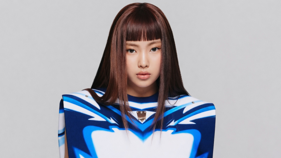 Fãs do NewJeans alegam que Hyein está trabalhando como dançarina de fundo na turnê mundial do BTS