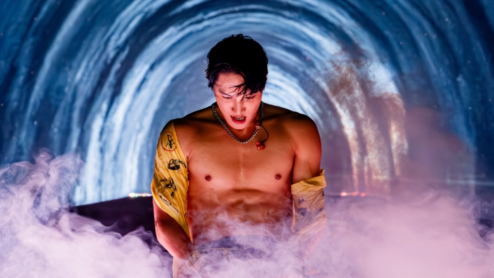 KAI causa alvoroço ao subir ao palco no Waterbomb Busan 2026