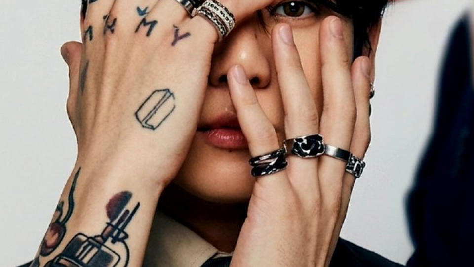 Pôster do box set Arirang destaca Taekook com foto inédita de V e Jungkook