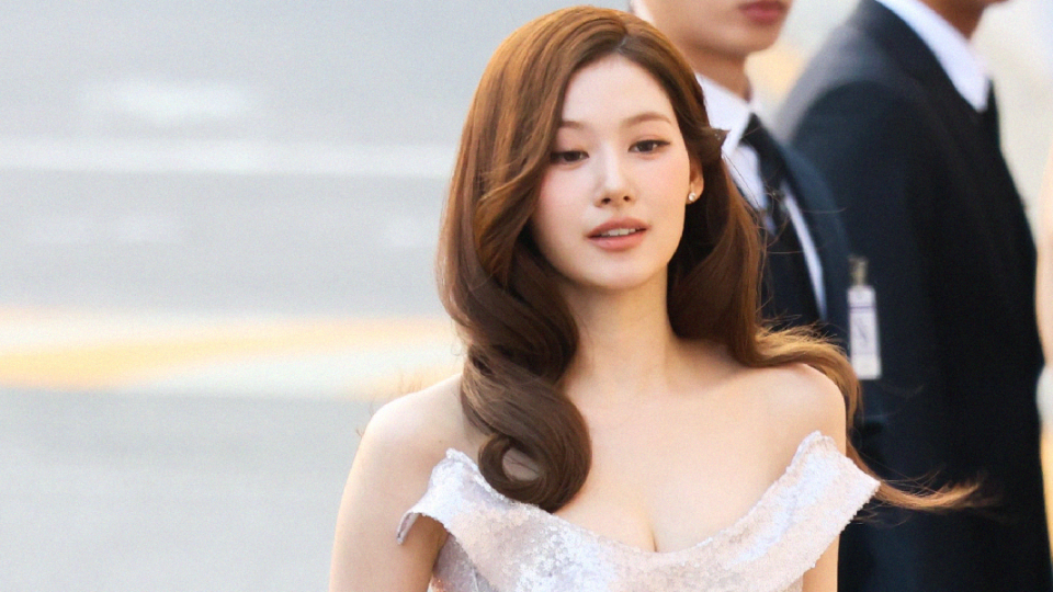 Sana do TWICE marca presença no comemorativo Heuer Monaco com look inesquecível