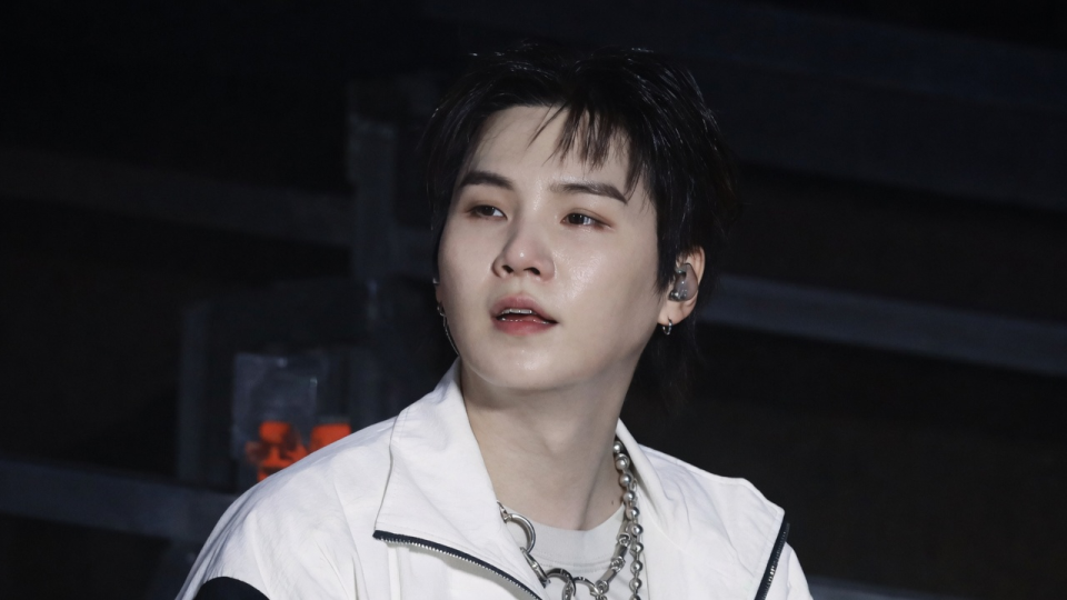 Suga participa de prova de 12km antes do concerto do BTS e aparece mancando