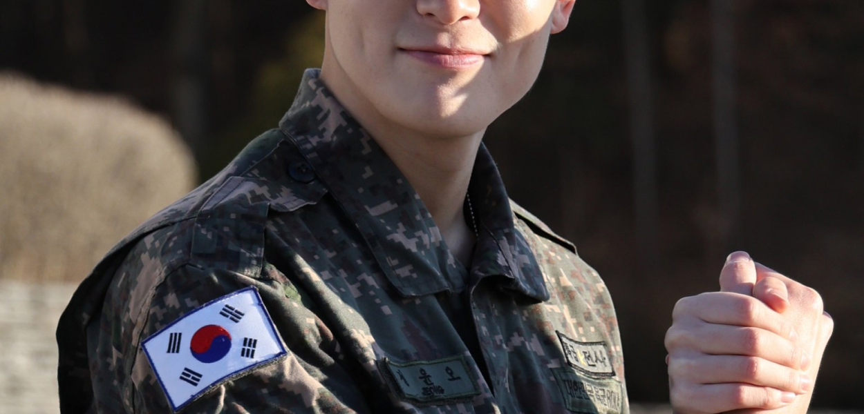 Após 18 meses servindo na banda militar do Exército, Jaehyun se prepara para reencontrar os fãs e retomar a carreira!