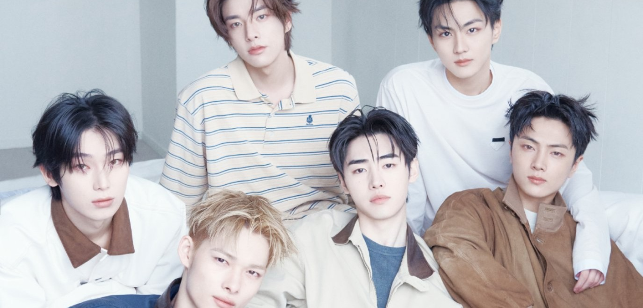 ENHYPEN posa com coleção Days of Summer da Prada na edição recente da DAZED Korea