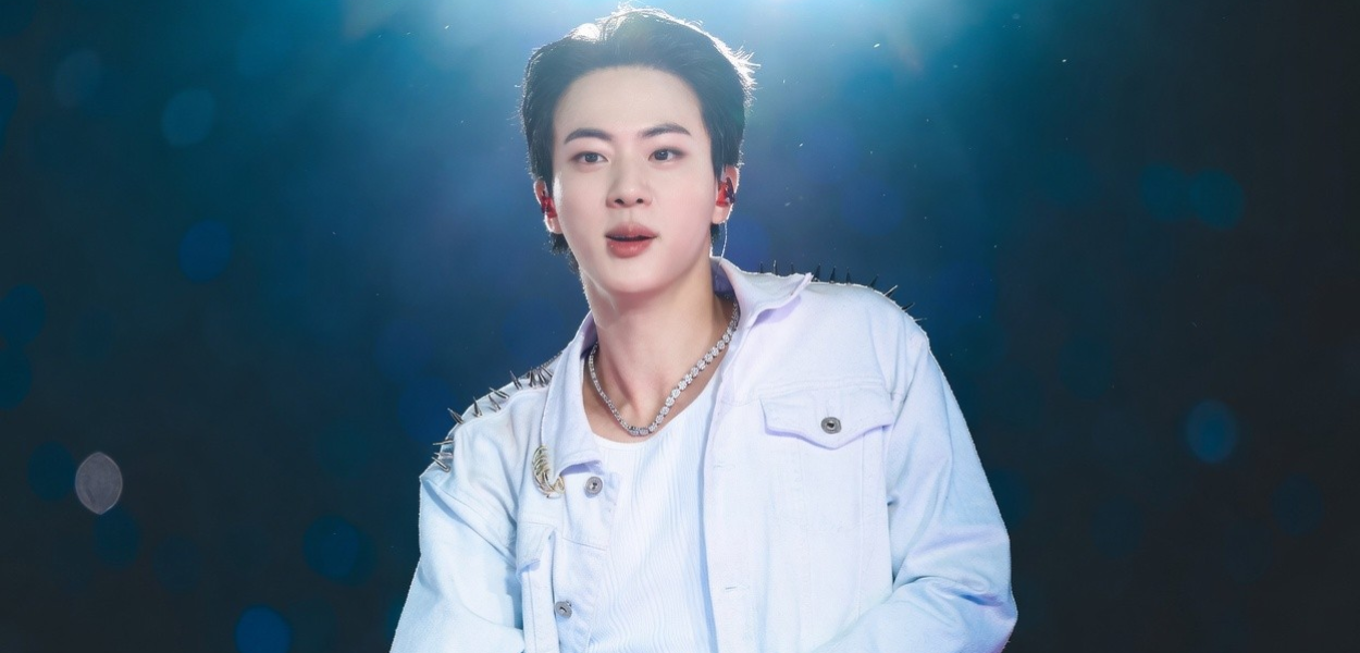 Jin usa jaqueta “BTS” usada por Místico em homenagem durante show sold-out no México