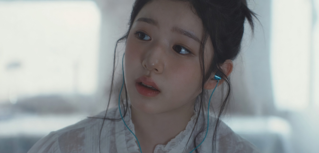 JYP Entertainment revela Kim Na-Bin, trainee do próximo girl group, no MV de Heavy Serenade do NMIXX