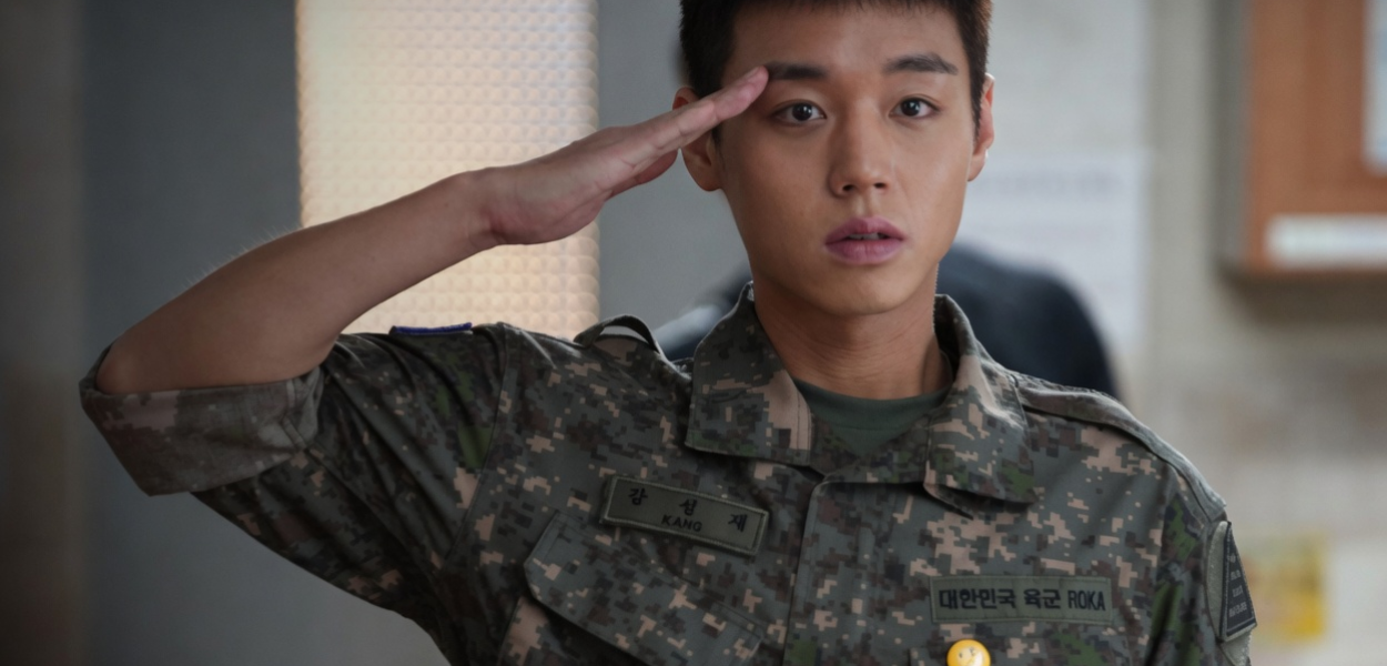 Park Ji-hoon vira lenda na cozinha militar em “The Legend of Kitchen Soldier”